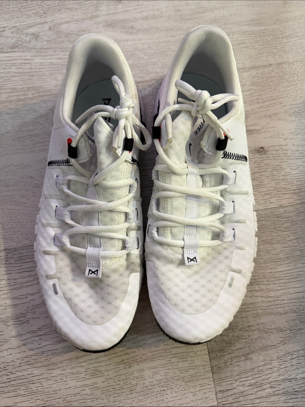 Men's White Nike Metcon Sneakers - Lightweight Performance